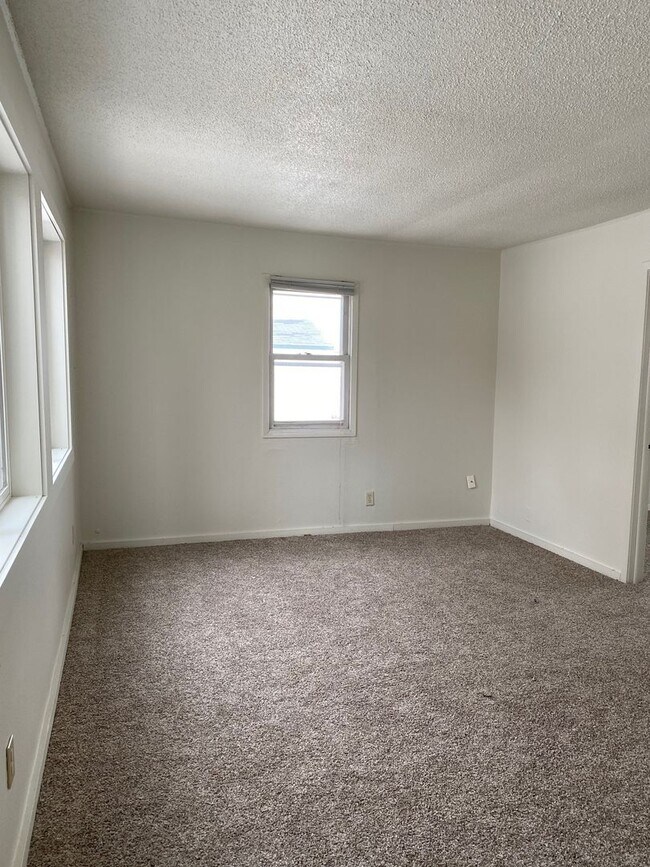 Building Photo - 806 3rd Ave NE