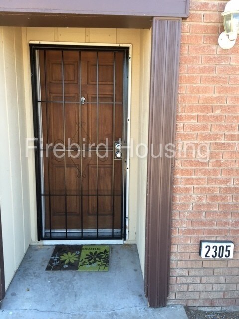 Primary Photo - 2305 E Cactus Rd