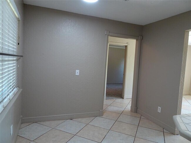 Building Photo - 600 Oak Creek Dr