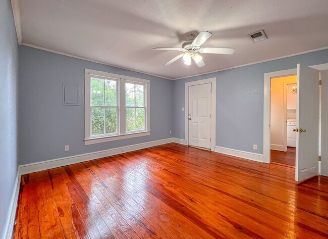 Building Photo - MIDTOWN 5/3.5 w/ 2750 sq ft, Wood Floors, ...