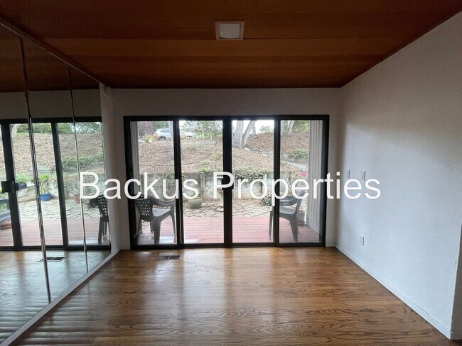 Foto del edificio - 14685 Charter Oak Blvd