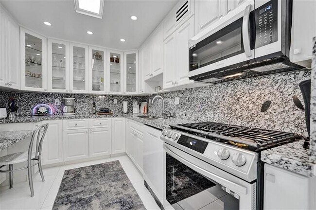 Building Photo - 2030 S Ocean Dr