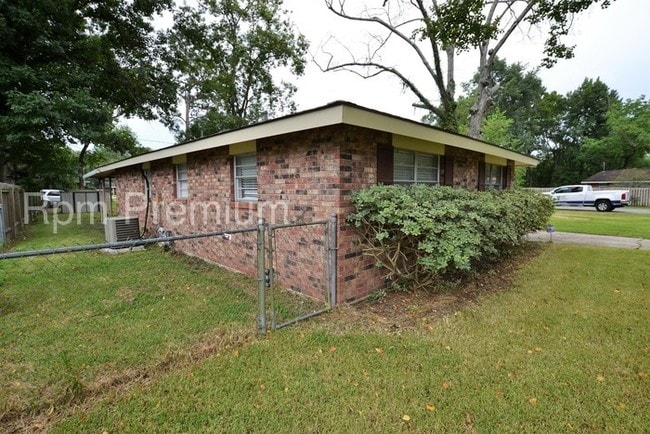 Building Photo - 585 Fountainbleau Dr