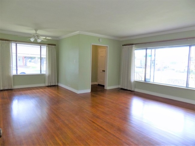 Building Photo - 3760 N Greenbrier Rd