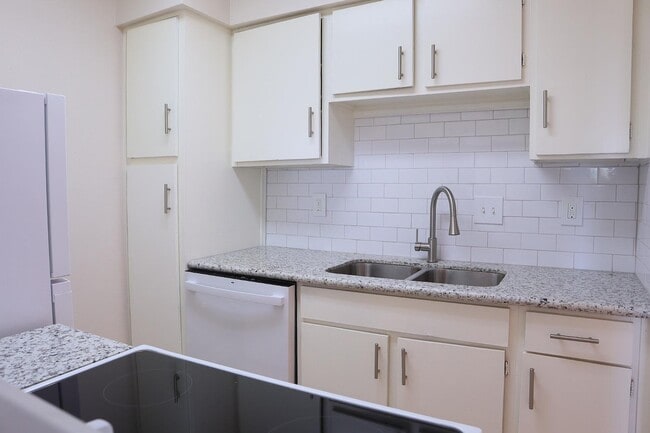 Building Photo - 8427 Hearth Dr