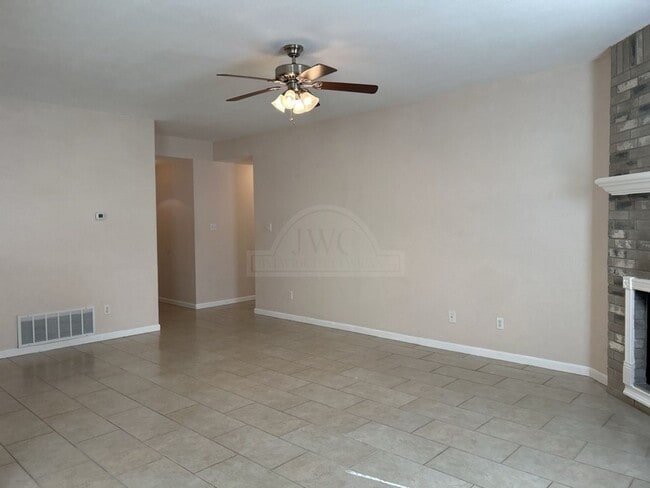 Building Photo - 4910 Parkwood Dr