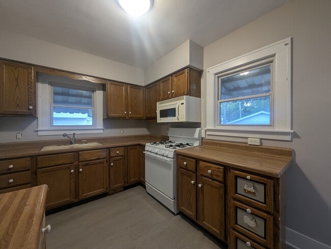 Building Photo - 1713 W Church St