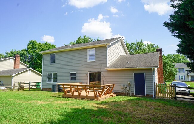 Building Photo - UNCC Area.  2 story 4 BR 2 1/2 BA Large Fe...