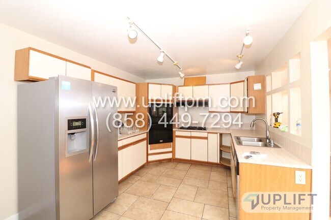 Foto del edificio - 3 Bed, 2 Bath House w/ 2-Car Garage, Priva...