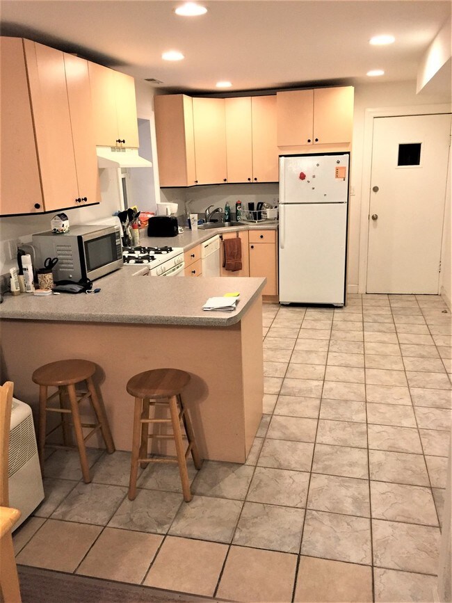 Foto del edificio - 2143 W Huron St