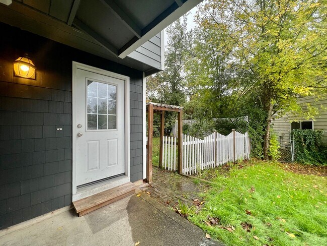 Foto del edificio - Spacious Home with Fenced Backyard and garage. W/S/G included!
