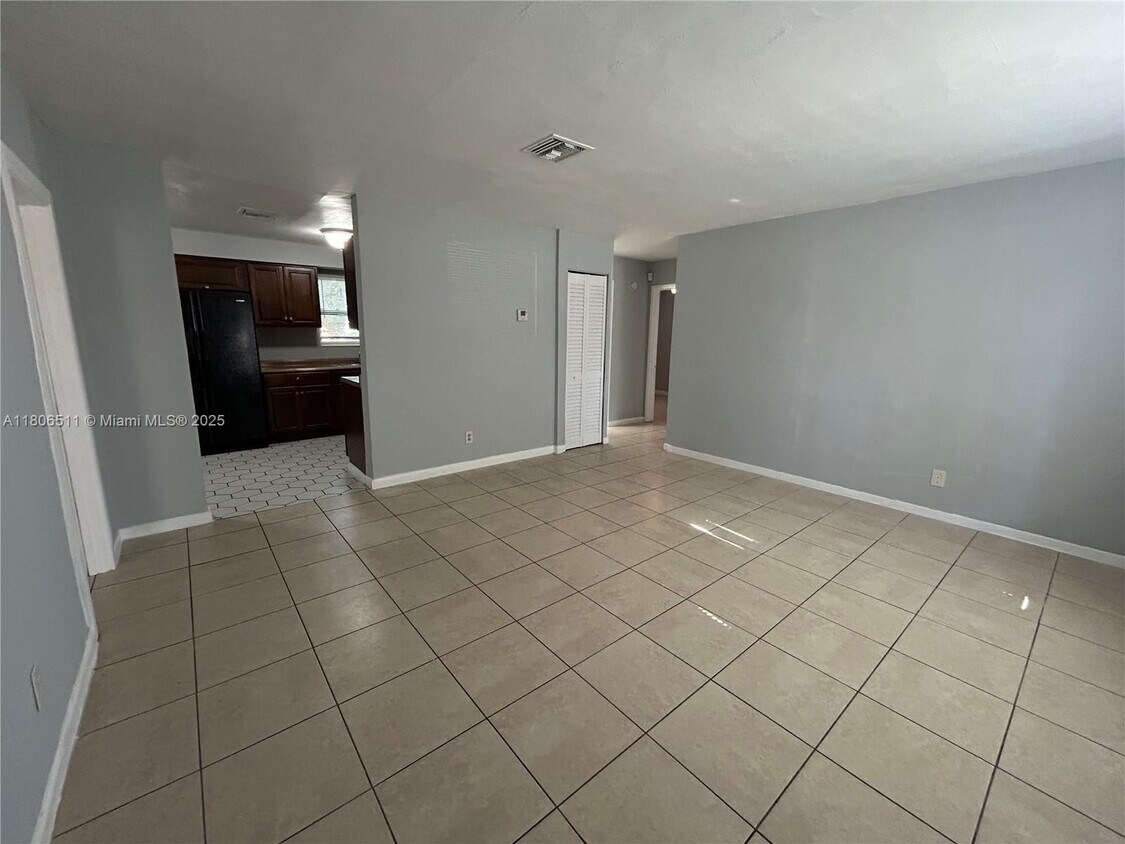 Foto principal - 2010 NW 30th Ave