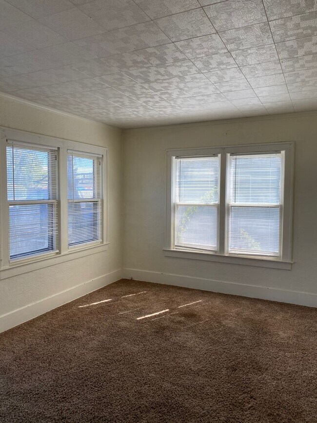 Foto del edificio - Single Family Home Bungalow-two bedroom/one bath-laundry