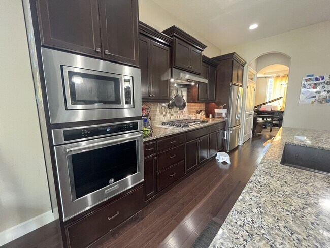 Foto del edificio - Stylish 5-Bedroom Home with Modern Kitchen...