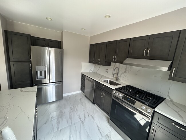 Building Photo - 1008 Travis Ln