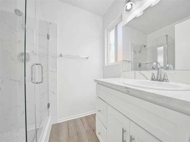 Building Photo - This charming Single-Family home is a spac...