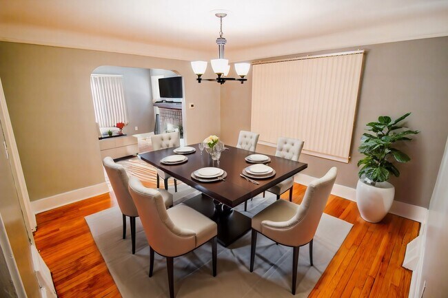 Foto del edificio - Large 4 Bedroom Home