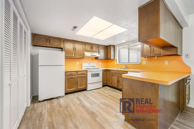 Building Photo - 3 bedroom 1.5 bath townhouse - 2 car carport