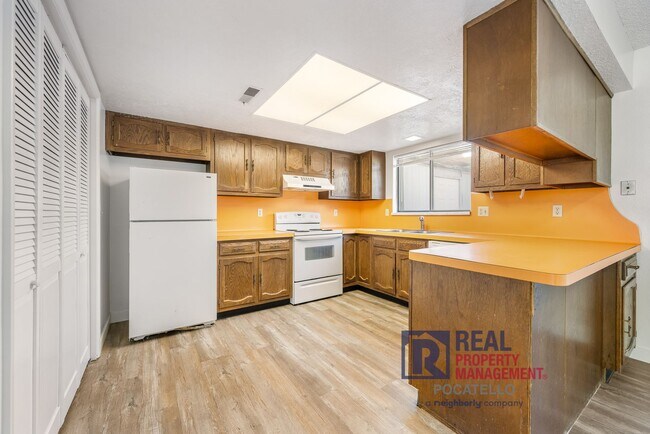 Foto del edificio - 3 bedroom 1.5 bath townhouse - 2 car carport