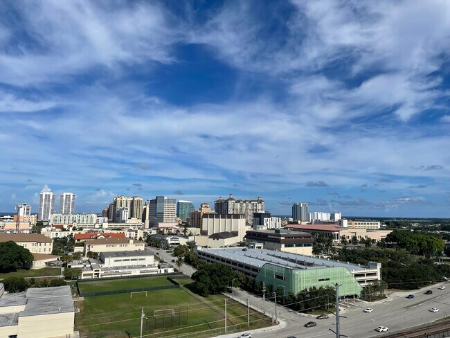 Foto del edificio - 616 Clearwater Park Rd
