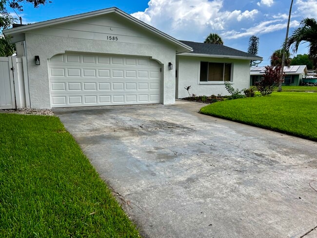 Building Photo - 1585 Pennsylvania Ave NE