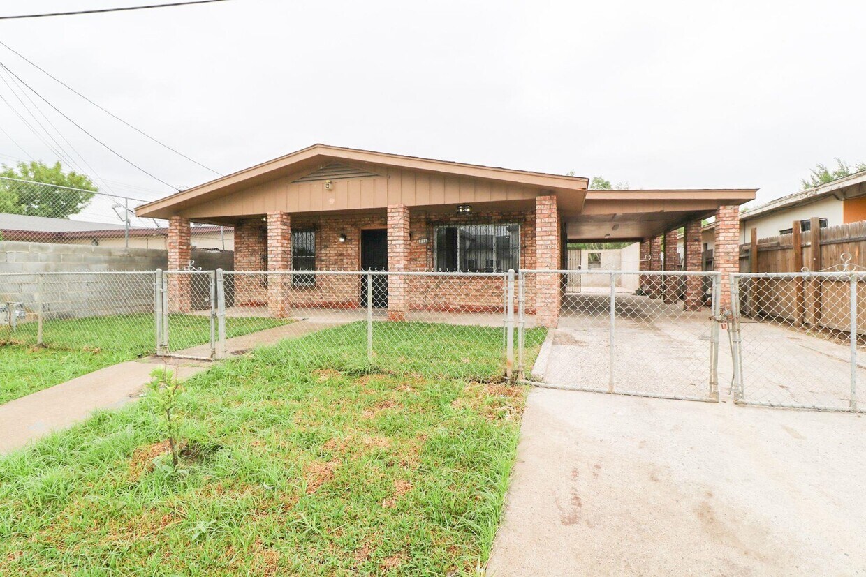Primary Photo - 704 E Price St