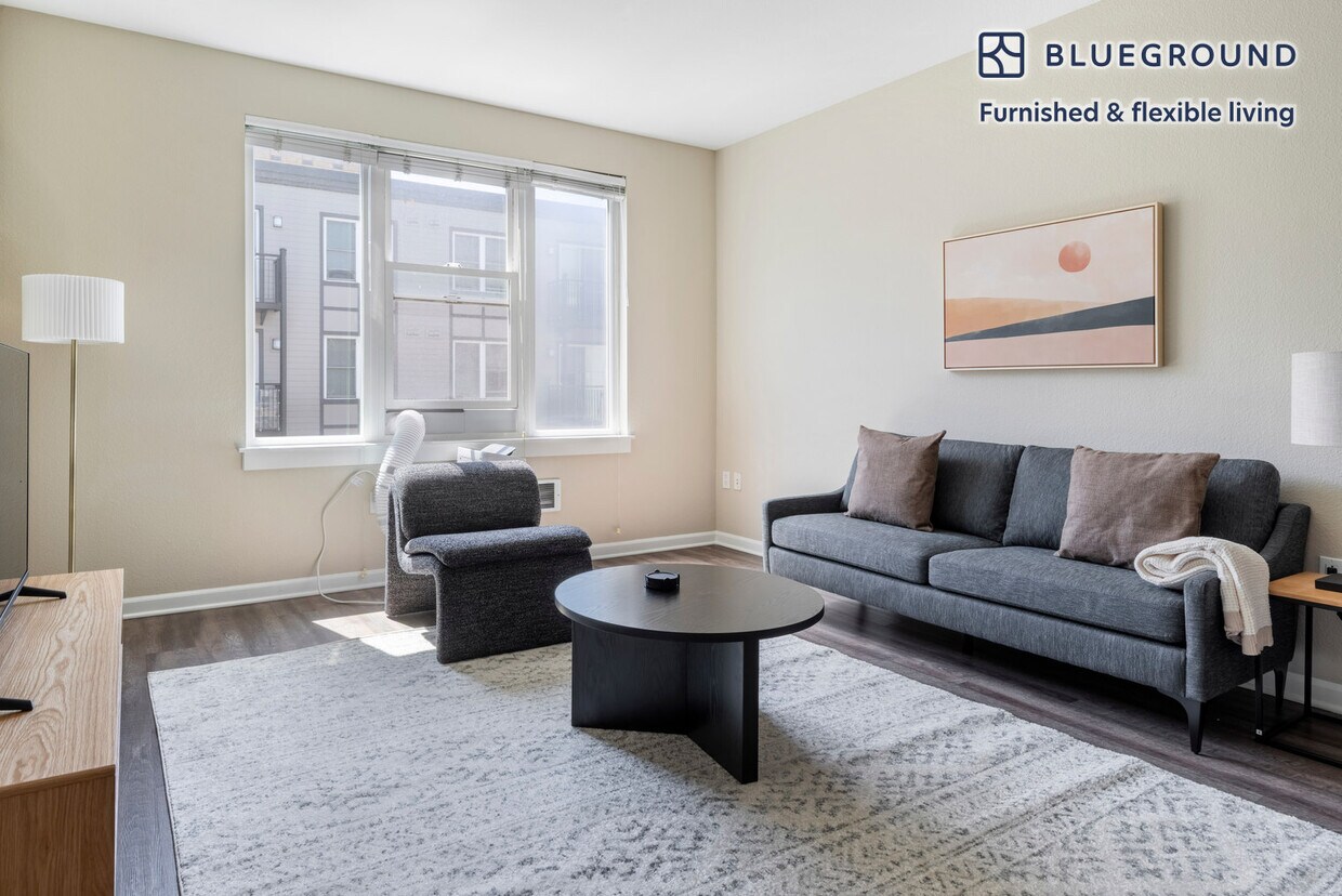 Foto principal - 5684 Bay St