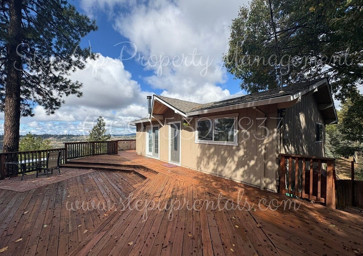 Primary Photo - Delightful 3 Bed 2 Bath Home With Epic Mou...