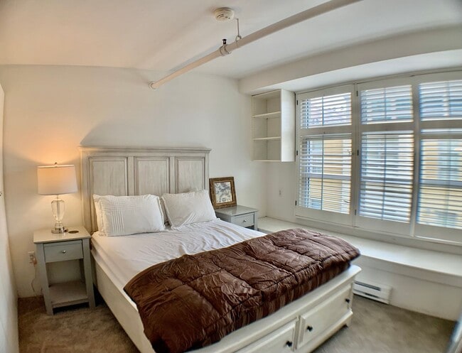 Building Photo - 12 Month Lease Term: Furnished 1BR Loft-st...