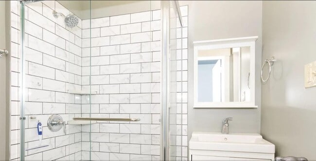 Guest Bathroom - 5613 S Calumet Ave