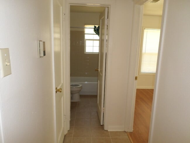 Building Photo - 2 bedroom 1 bath