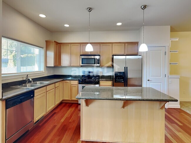 Foto del edificio - 7337 Rainier Dr