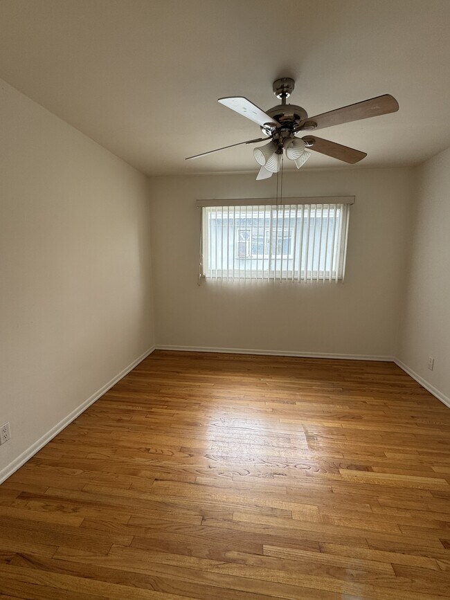 Foto del edificio - 4935-4941 Whitsett Ave