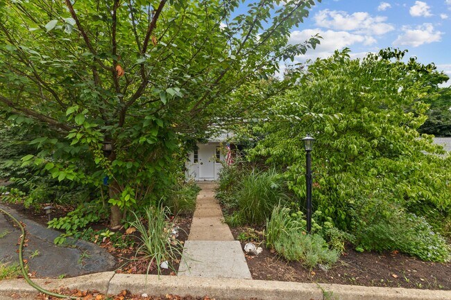 Foto del edificio - Discover this beautifully updated Colonial...