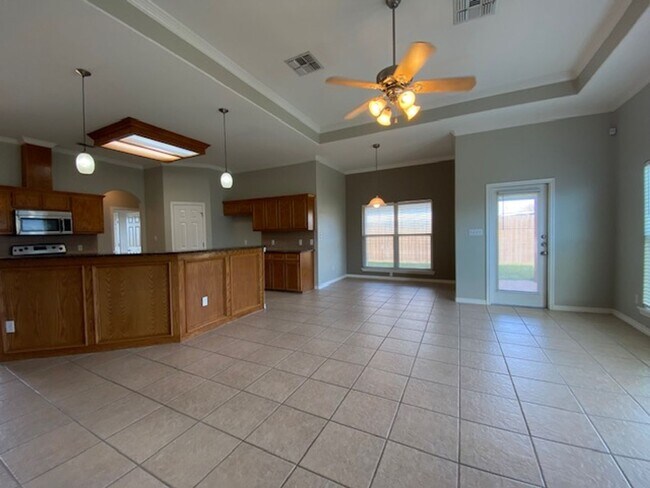 Foto del edificio - DON'T MISS THIS INCREDIBLE SOUTHSIDE LEASING OPPORTUNITY!