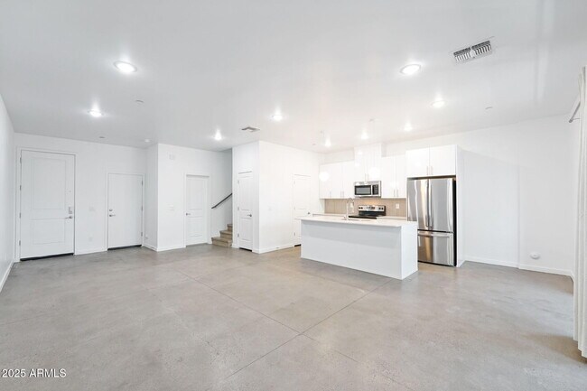 Building Photo - 225 N Pleasant Dr