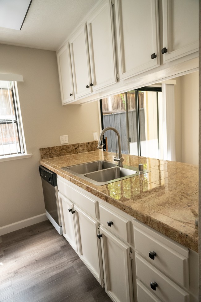 Building Photo - Cedar Court Townhomes