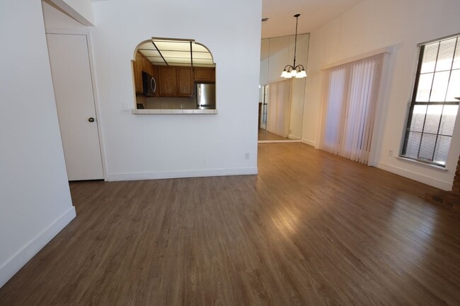 Foto del edificio - CENTRAL LOCATION - TROPICANA/MARYLAND AREA - 2 BED/2 BATH