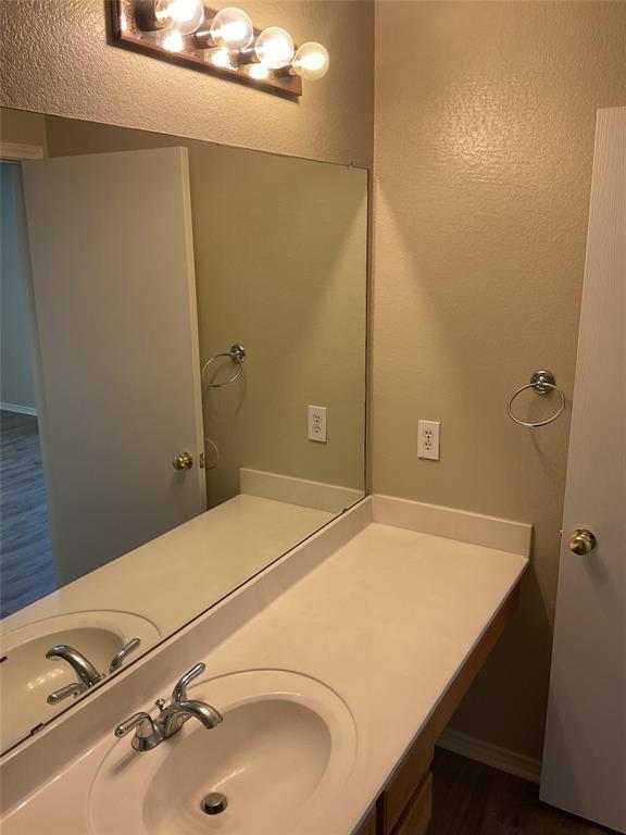 Foto del edificio - 7903 Running Water Dr