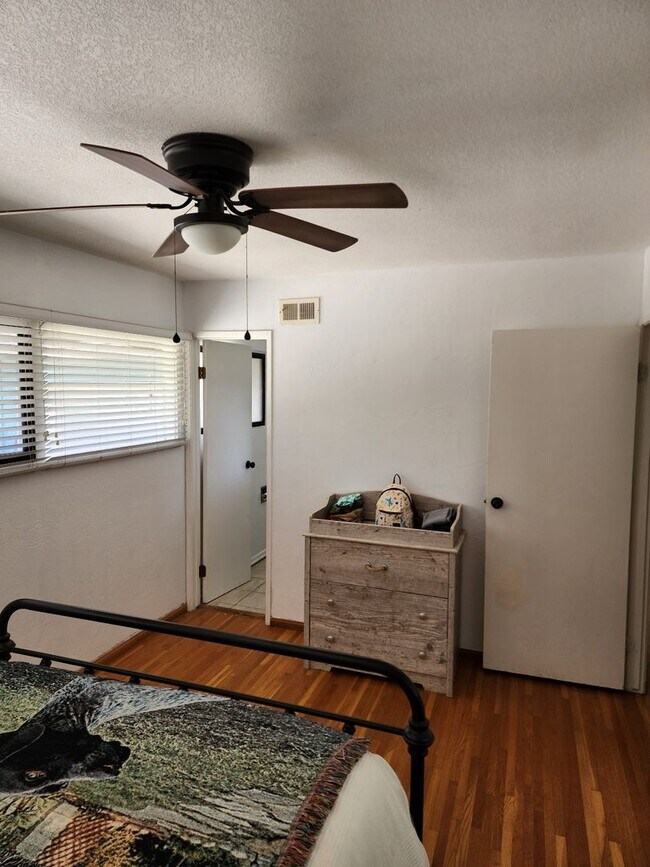 Building Photo - 3BD/2BD House with Spacious Backyard in La...