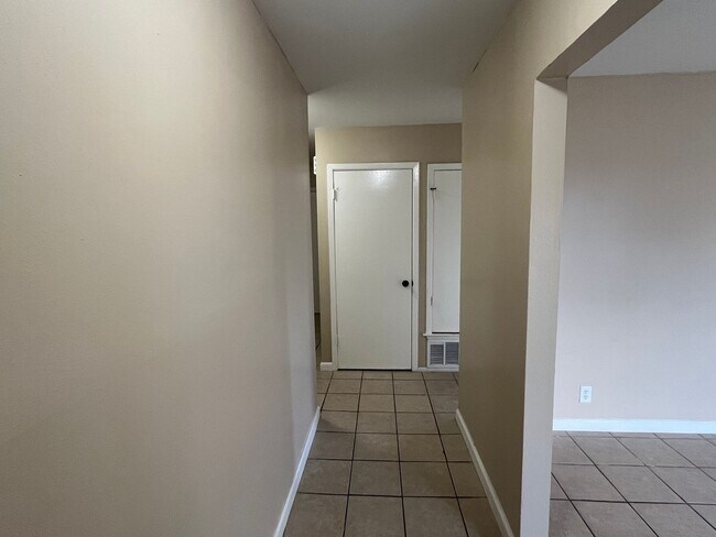 Building Photo - 7102 Glen Point Dr