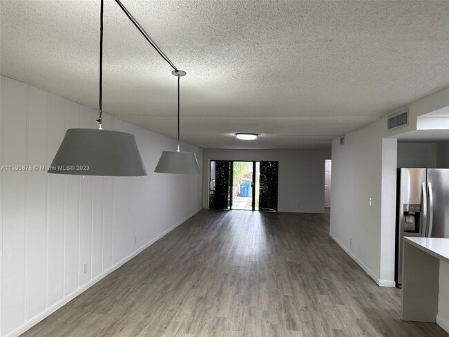 Building Photo - 365 Fern Dr