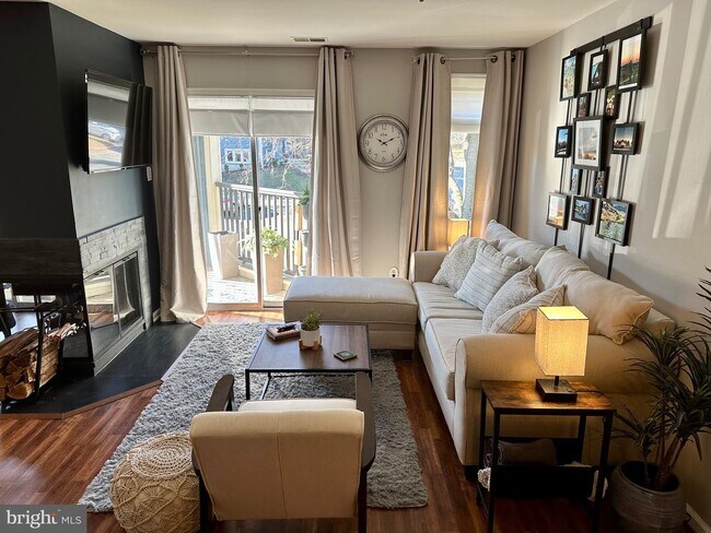 Foto del edificio - 4986 Dorsey Hall Dr