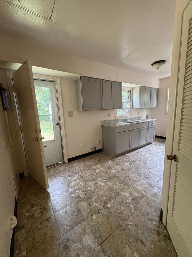 Kitchen - 4605 Kings Hwy