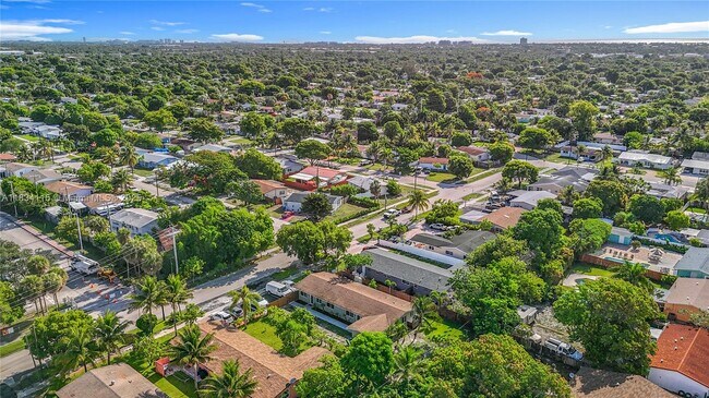 Foto del edificio - 700 NE 25th St