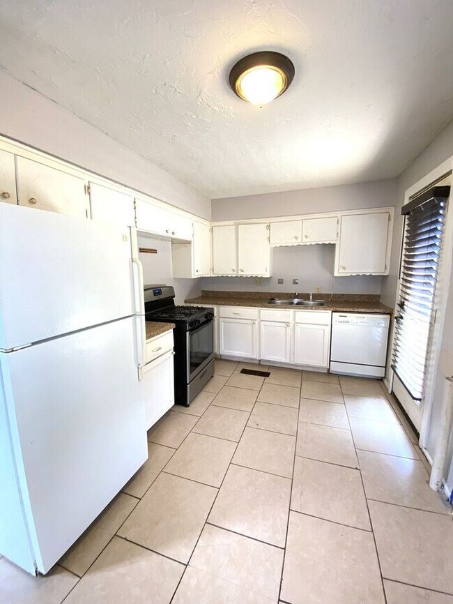 Foto del edificio - 3 Bed 1 Bath in the West Lawn Park Additio...