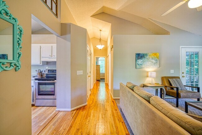 Foto del edificio - Adorable 2 BR, 2 BA Home - Greater North Main Area, Greenville