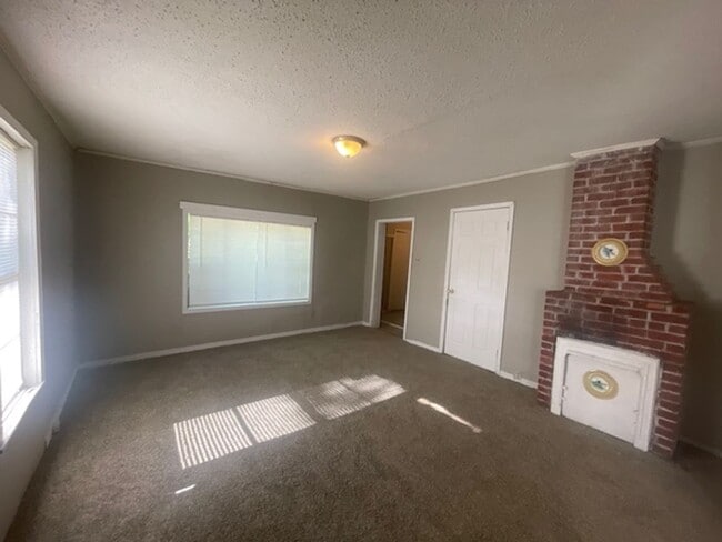 Building Photo - Renovated 2 Bedroom 1.5 Bath Home for Rent!!