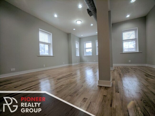 Building Photo - Logan Square apartment with Central AC