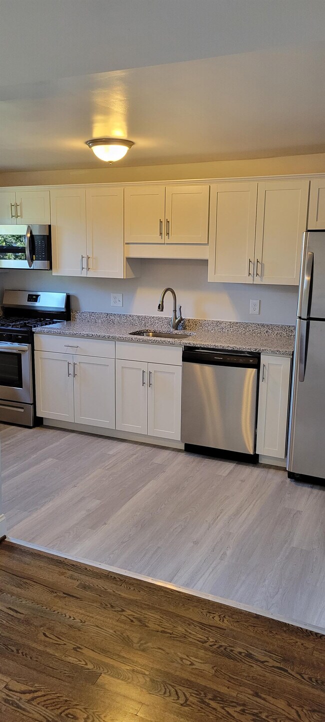 Foto del edificio - 8541 Kings Ridge Rd